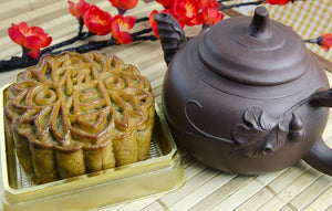 The Tradition of Drinking Tea and Eating Mooncakes
